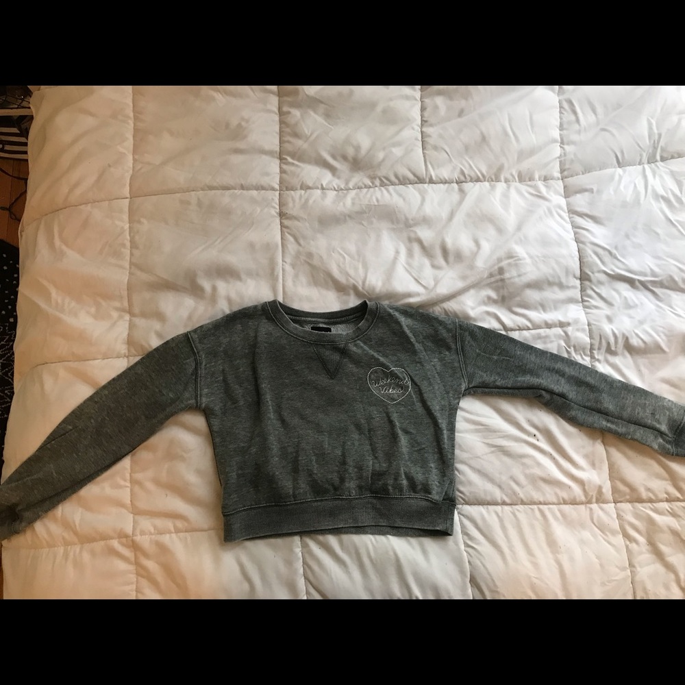 “Weekend Vibes” cropped crewneck sweatshirt